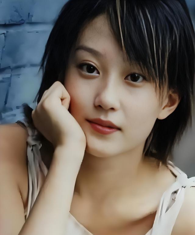 她是赵本山最美的女徒弟，“戏里”土里土气，“戏外”美得认不出