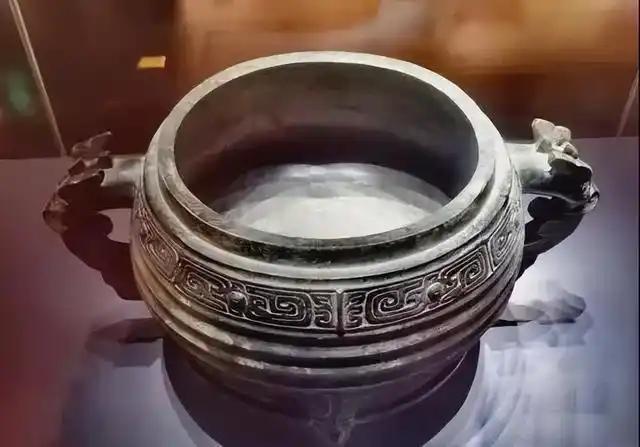 女子逛博物馆，指着镇馆之宝惊呼：这没盖的碗，和我家盖子是一对