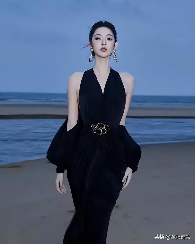 海南红毯好俗，毛晓彤挤出副乳，张萌深V不怕走光，宋茜胸骨凸出