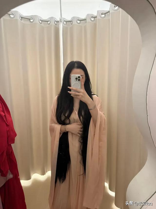 最美运动员击剑秦雪近照这脚怎么这么大？这不合理吧