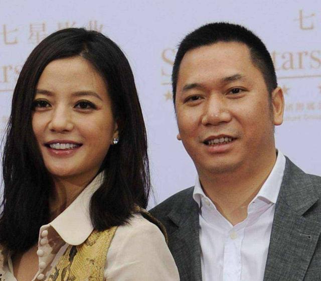 封杀四年，49岁赵薇近况再曝，参加好友婚礼，脸垮皮衰无星气