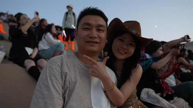 鸣沙山月牙泉七夕夜：情侣夫妻齐聚爱情圣地共谱浪漫乐章