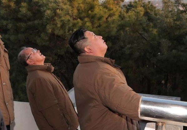 日本叫嚣拥核	，金正恩亲自指挥一颗导弹“砸向日本海”，高市傻眼