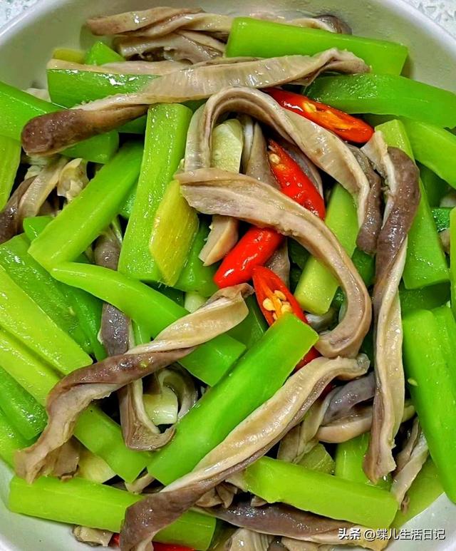 吃一斤它等于吃10只鸡，一降血脂	、二降血糖、三降胆固醇，别不懂