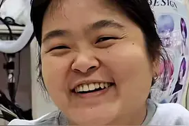 湖南怀化理发师晓华火了，带火了一座城，央视采访，门口小摊爆满图片