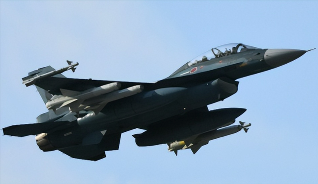 日本是要有新动作？12架战斗机直指辽宁舰，场面唬人实则难堪大用