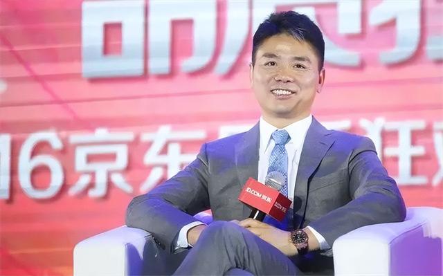 刘强东的美女助理：普通本科生，身兼多职，毕业多年不忘反哺母校