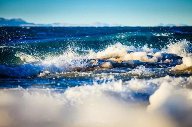 西藏天湖冬日变蓝宝石秘境，千里冰封宛如异星