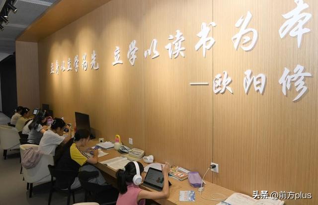 西安经开区文化艺术中心成市民“充电”纳凉好去处