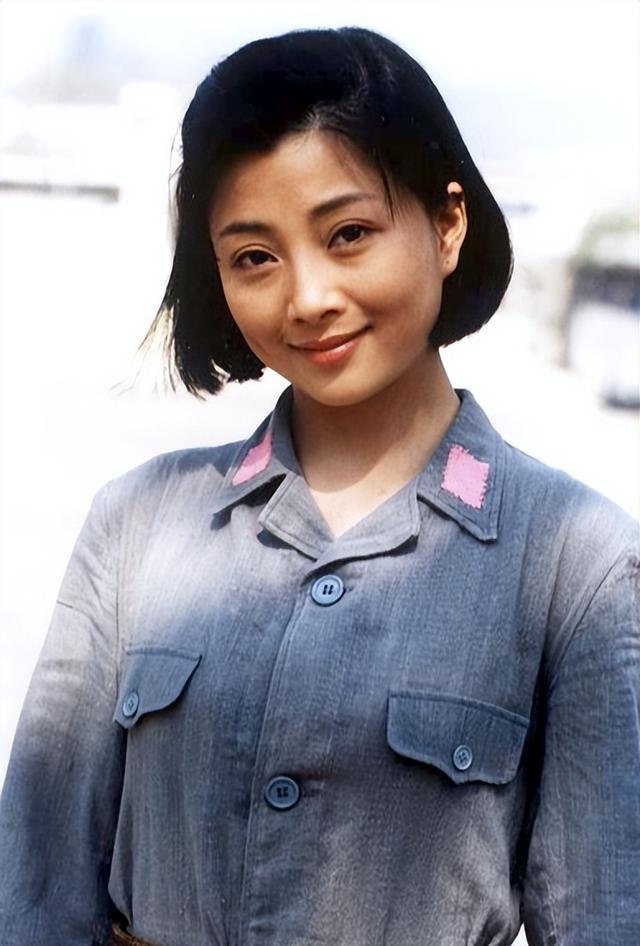 她是演员中的女富豪，豪车多的开不过来，如今45岁却活得像20岁