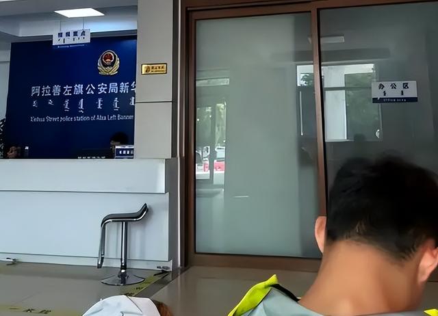 沙漠大妈向游客索要过路费，被拒后开摩托车撞人，报警后续来了！