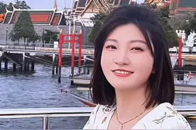 泰国坠崖孕妇重生版：5年后重返旧地，站上皇家游轮，与恩人合影图片