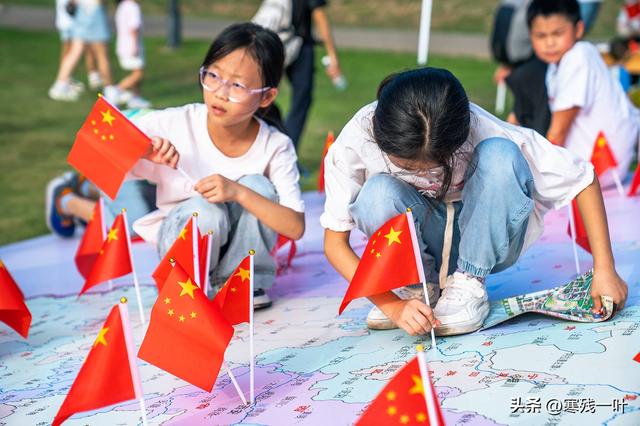 国庆假期这个 “红旗映山河” 火了！孩子玩着学地理，大人们很感动