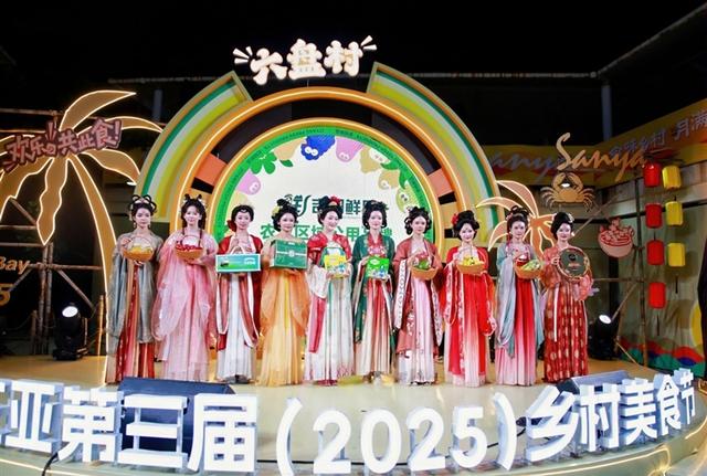 三亚景区“花式玩法” 与游客一起向祖国深情告白