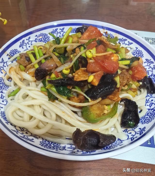离开敦煌要去哈密了，分享一下坐火车如何去哈密，吃到哪些美食