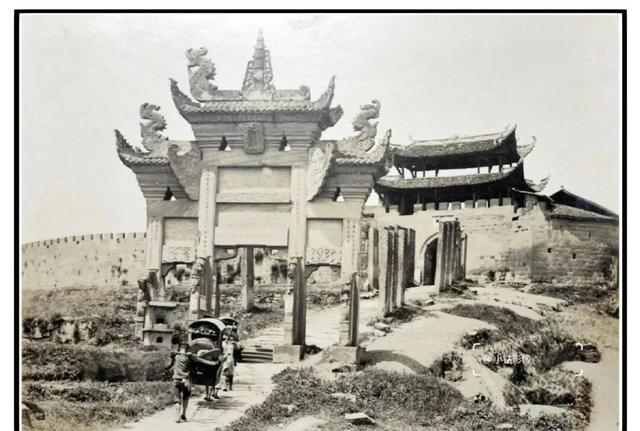 重庆荒效野岭发现大量石碑，碑身高大雕工精美，每块都有百年历史
