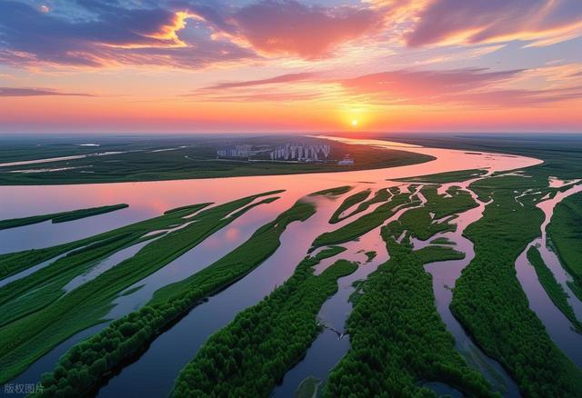 7月-9月适合去看9处的湿地景观，水草丰美，野生动植物繁多