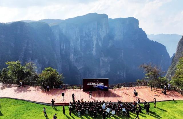 100个“野人”，救了一座山