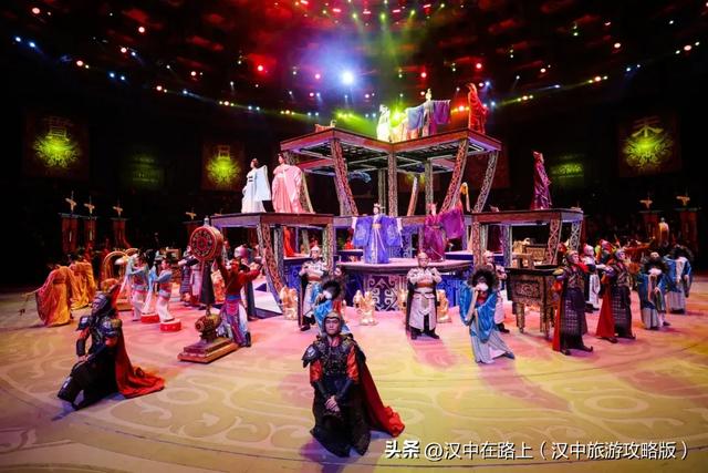 汉中这场演出铁花炸裂、孔明灯漫天,好看好玩还出片!