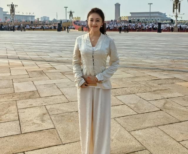 离婚7年，高调参加阅兵礼的王小玮，早已是王小海高攀不起的存在