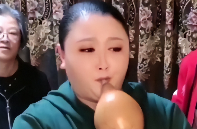 她曾是本山传媒第一美女，当红时被开除，如今与昔日判若两人