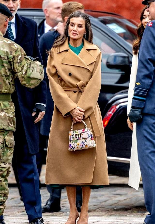 看西班牙王后穿大衣，我悟了：裙过膝，露脚踝，不配牛仔裤才优雅