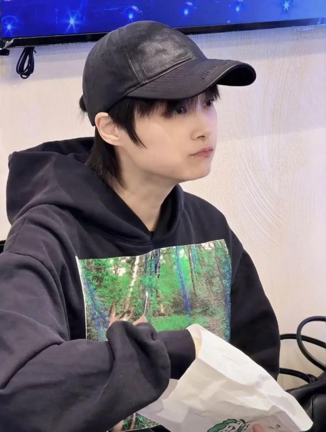 41岁李宇春，主动走入暴雨中心