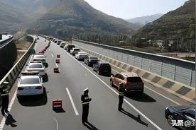 辣眼睛！女子在高速公路上就地小便，网友：这算光明正大抗议吗？图片