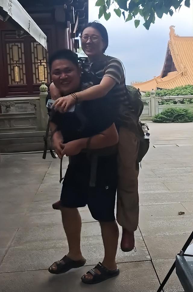 广东女子登山脚崴，被陌生小伙背40分钟下山	，恶心的一幕出现了