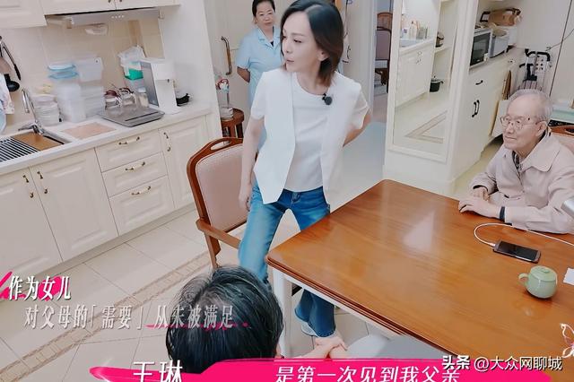 王琳爸爸过世6年，妈妈重男轻女让她睡沙发10年，亲弟不愿养父母