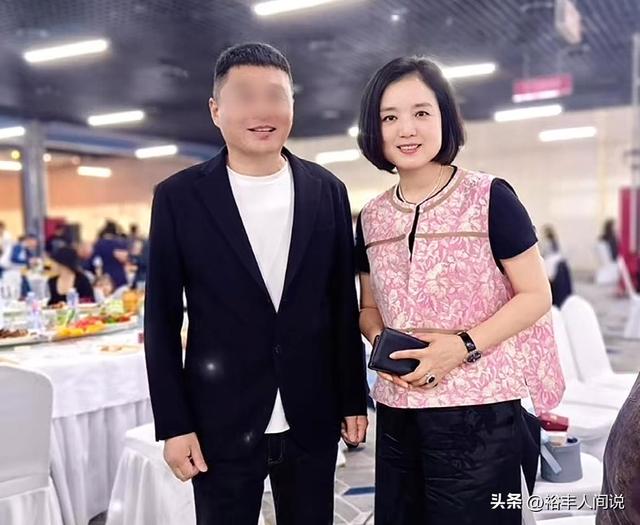 北京富二代大婚，央视主持人主持，朱时茂白雪现身，曝鲜花30万元