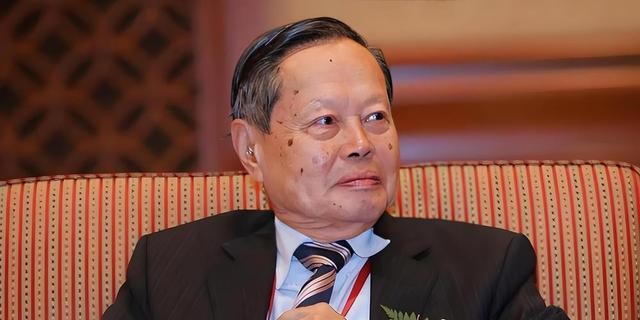 杨振宁追悼会曝光！墓外排百米长队，翁帆眼哭肿了，三子神情哀痛