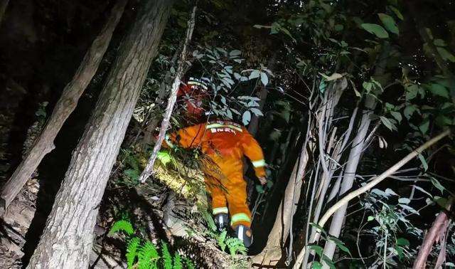 登山团遭遇“鬼打墙”，30人迷失深山中……