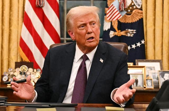 美军连夜通告全球，特朗普想通了：对中国不能来硬的，要上点手段