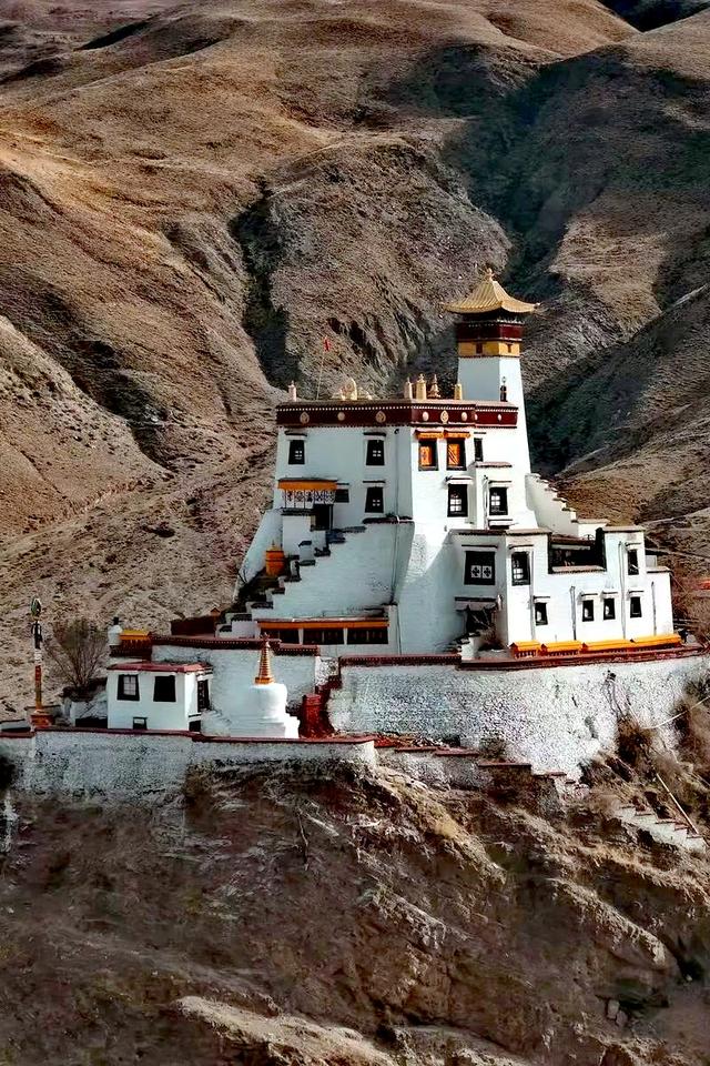 山南•乃东，西藏历史上的第一座宫殿雍布拉康，雄伟壮观