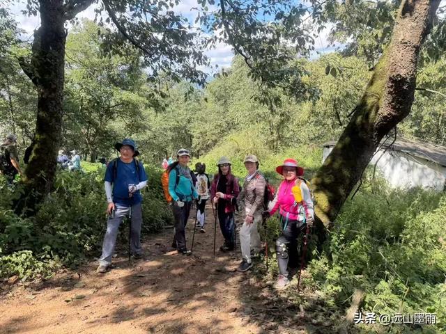 在阳光明媚的秋日里，我们走马街、三家村水库、团结乡滑草场，爽