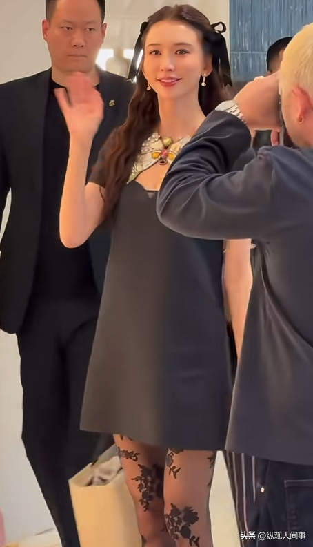 杨颖突然亮相芭莎，瘦成一把骨头腋下副乳却突出，人群中尴尬提胸