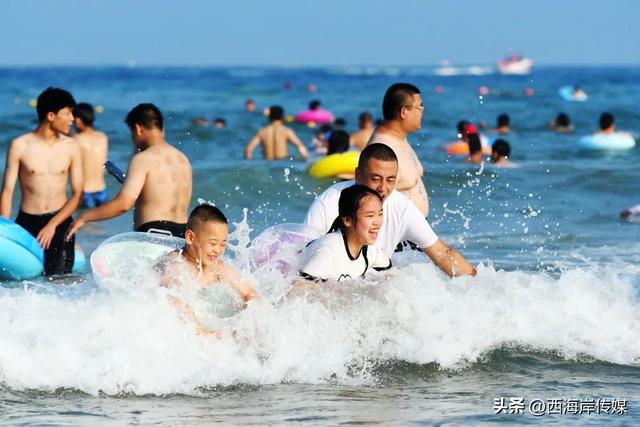 西海岸金沙滩，“人浪”来袭！