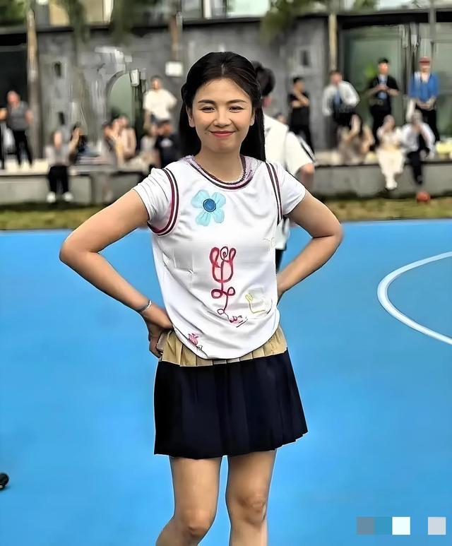 47岁刘涛三亚球场打球，身材很好但法令纹很重，曾经的女神也老了