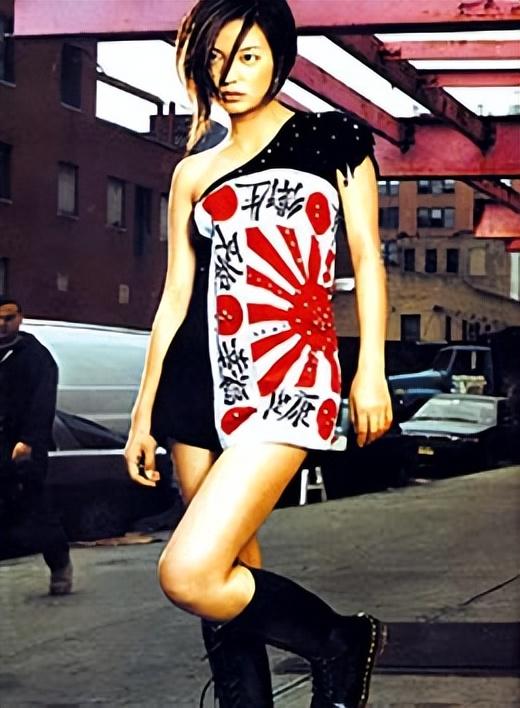 不是黄晓明！也不是马云！如今替赵薇收拾烂摊子的，竟是这个男人