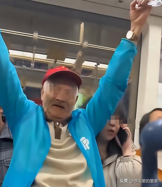 地铁老人强坐女生腿后续：公开耍流氓，知情人爆身份，真不简单