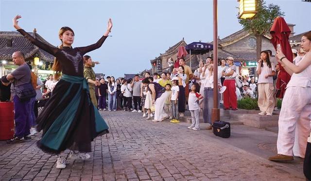 呼和浩特：暑期文旅热 烟火气正浓——塞上老街旅游休闲街区成热门打卡地