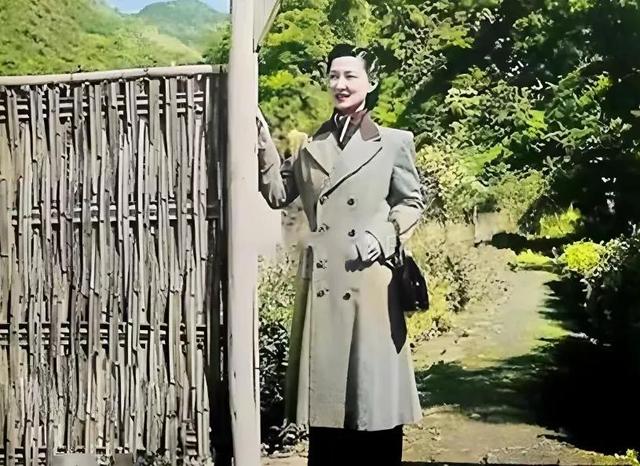 张学良痴迷一生的赵一荻有多美？16岁时在香山留影，美若天仙！