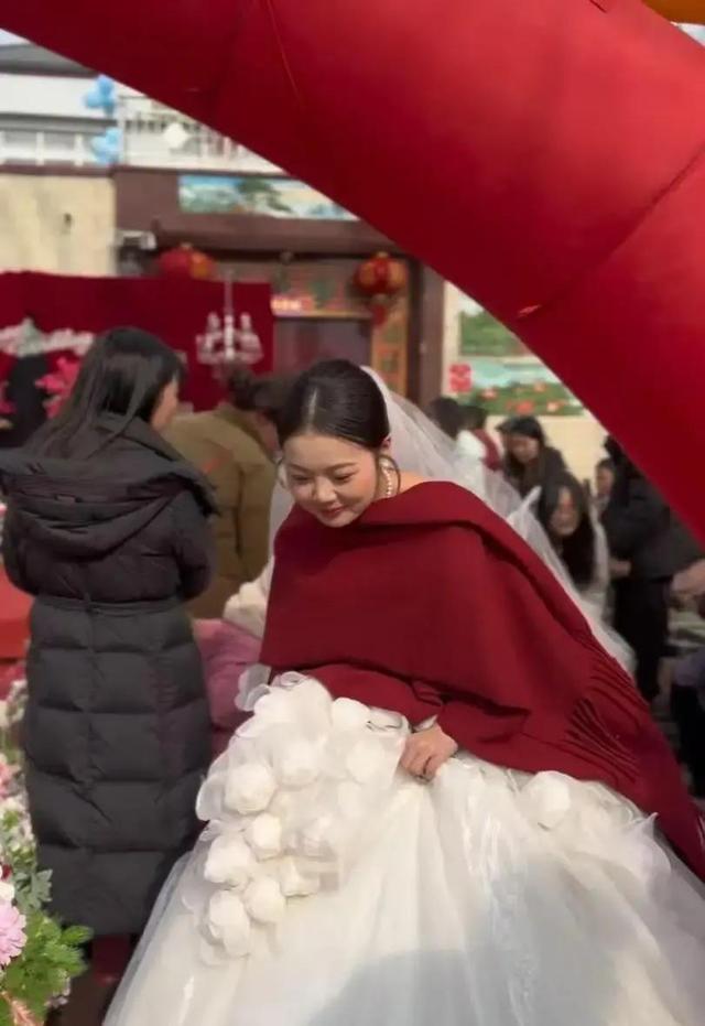 河北新娘因“天庭饱满”走红网络！乡村婚礼惊艳瞬间，尽显福气