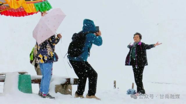 八月飞雪!扎尕那那黑卡银装素裹引人入胜