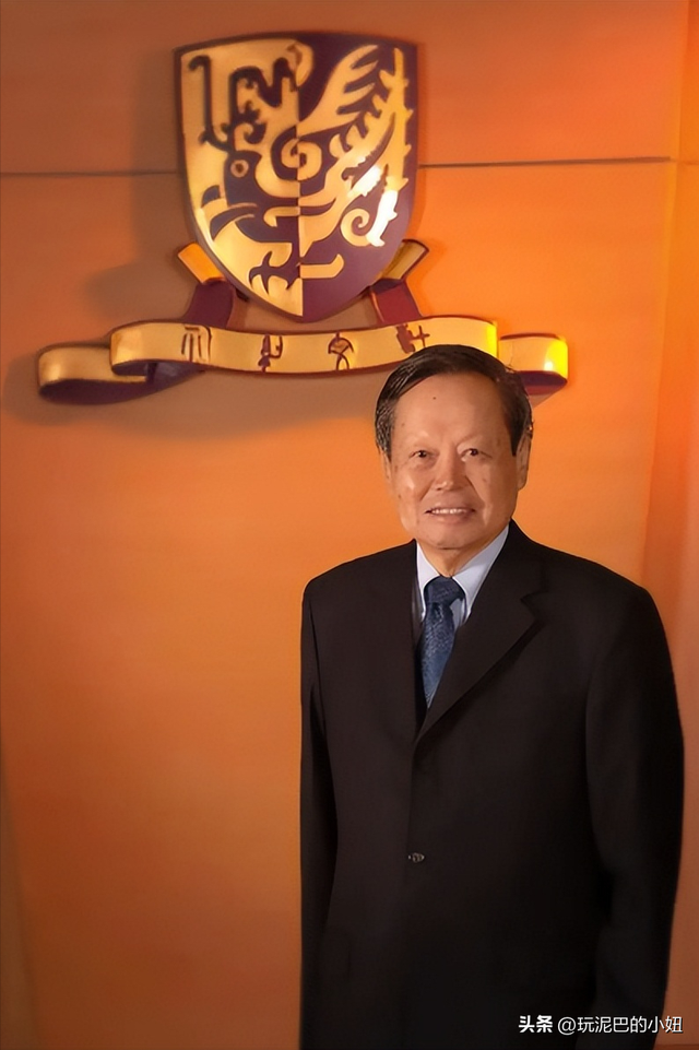 杨振宁追悼会现场！翁帆站首位神情悲伤，64岁老者曝杨老两个贡献