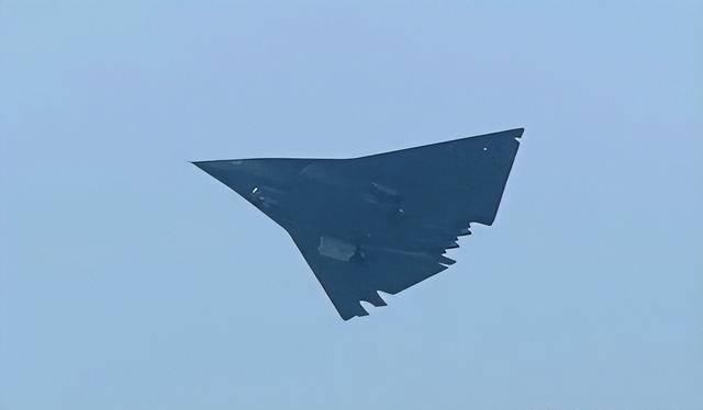 美媒：本月底，中国革命性武器大丰收，歼-36成为美军航母的天敌