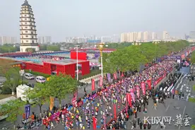 12000人参赛 2025定州半程马拉松燃情开跑图片