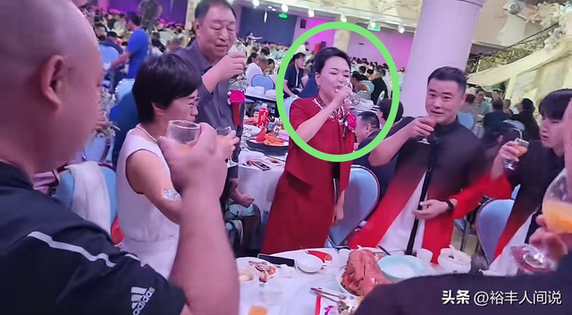 网红书记安英女儿出嫁，喝廉价果汁，地点不在蓝海酒店	，武文主持