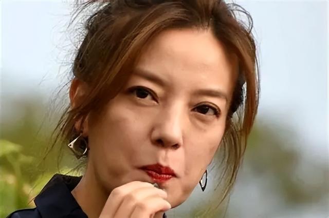 不是黄晓明！也不是马云！如今替赵薇收拾烂摊子的，竟是这个男人